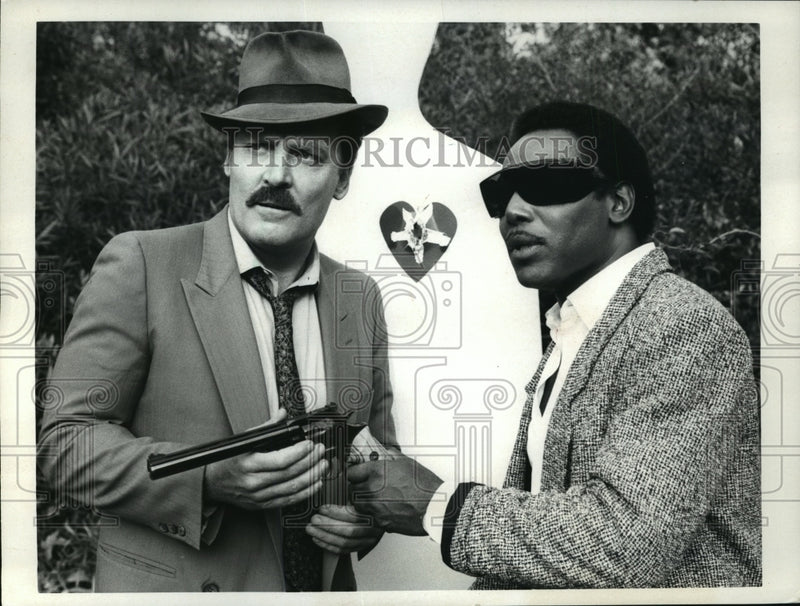 Load image into Gallery viewer, 1986 Press Photo Stacy Keach &amp; George Benson in Sweet Billy - mjp00706
