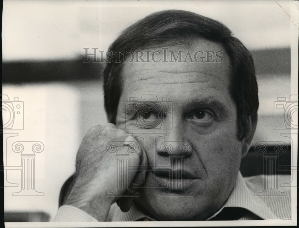 1974 Press Photo Alan King, comedian/producer, in his office - mjp00730