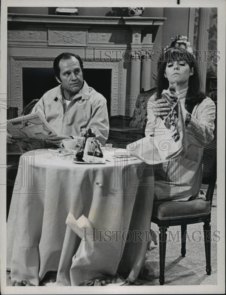 1969 Press Photo Alan King &amp; Barbara Feldon in Alan King Stops the Press- Historic Images