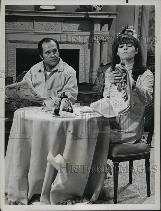 1969 Press Photo Alan King & Barbara Feldon in Alan King Stops the Press- Historic Images
