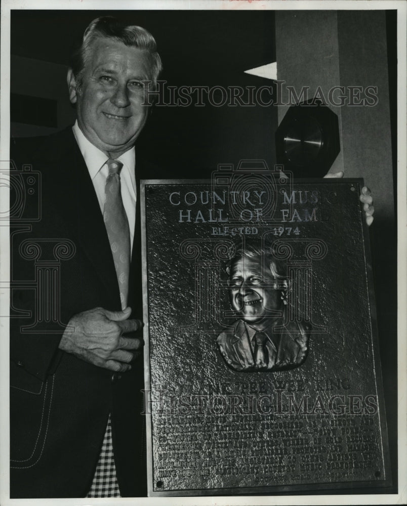 1975 Press Photo Pee Wee King holds his Hall of Fame plaque - mjp01186- Historic Images