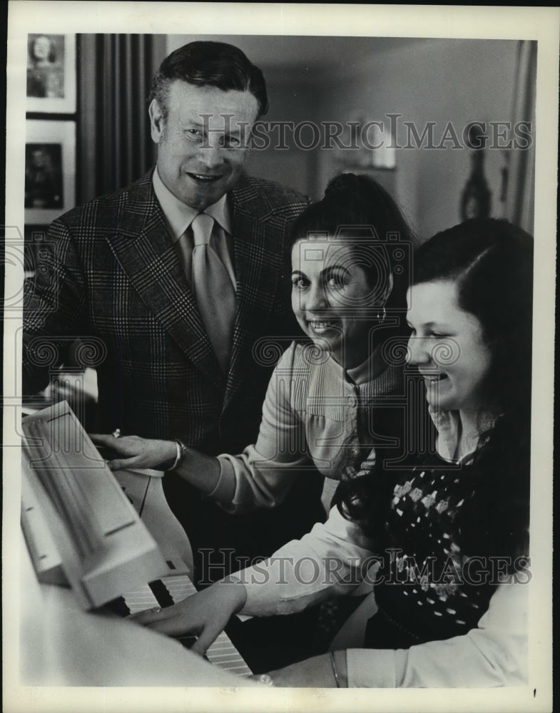 1972 Press Photo John Alexander, singer, and family - mjp01254- Historic Images
