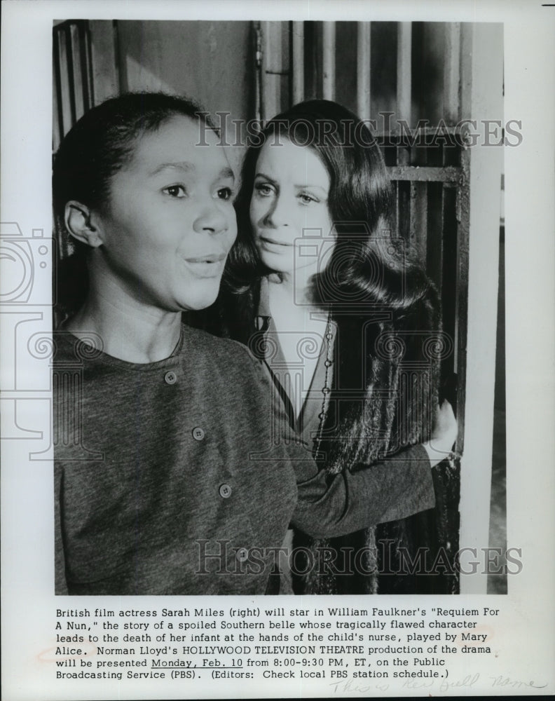 1975 Press Photo Sarah Miles and Mary Alice in &quot;Requiem For A Nun&quot; - mjp01260- Historic Images