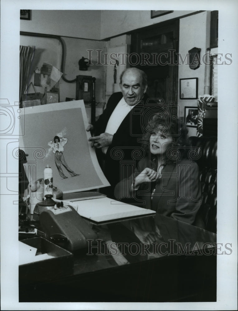 1985 Press Photo Eileen Brennan and Ed Asner in &quot;Off the Rack&quot; - mjp01279- Historic Images