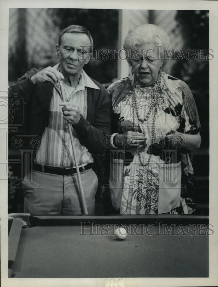 1984 Press Photo Lucille Benson and Norman Fell in &quot;The Ropers&quot; - mjp01317- Historic Images