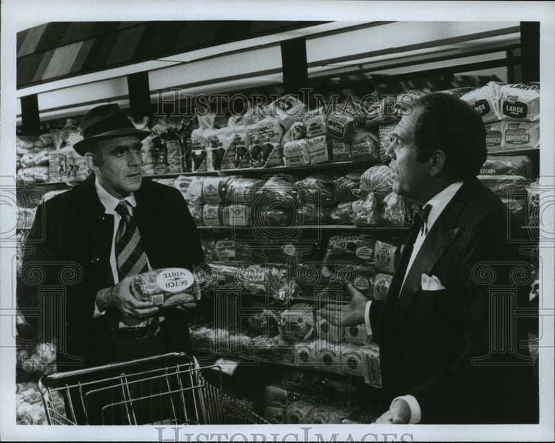 Load image into Gallery viewer, 1977 Press Photo Alan king and Abe Vigoda in "Alan King's Final Warning"
