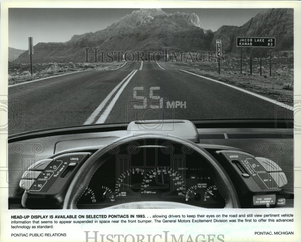 1994 Press Photo Safety device displayed in a 1993 Pontiac automobile- Historic Images