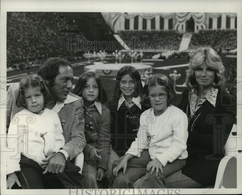 1976 Press Photo Paul Anka and family - mjp01556
