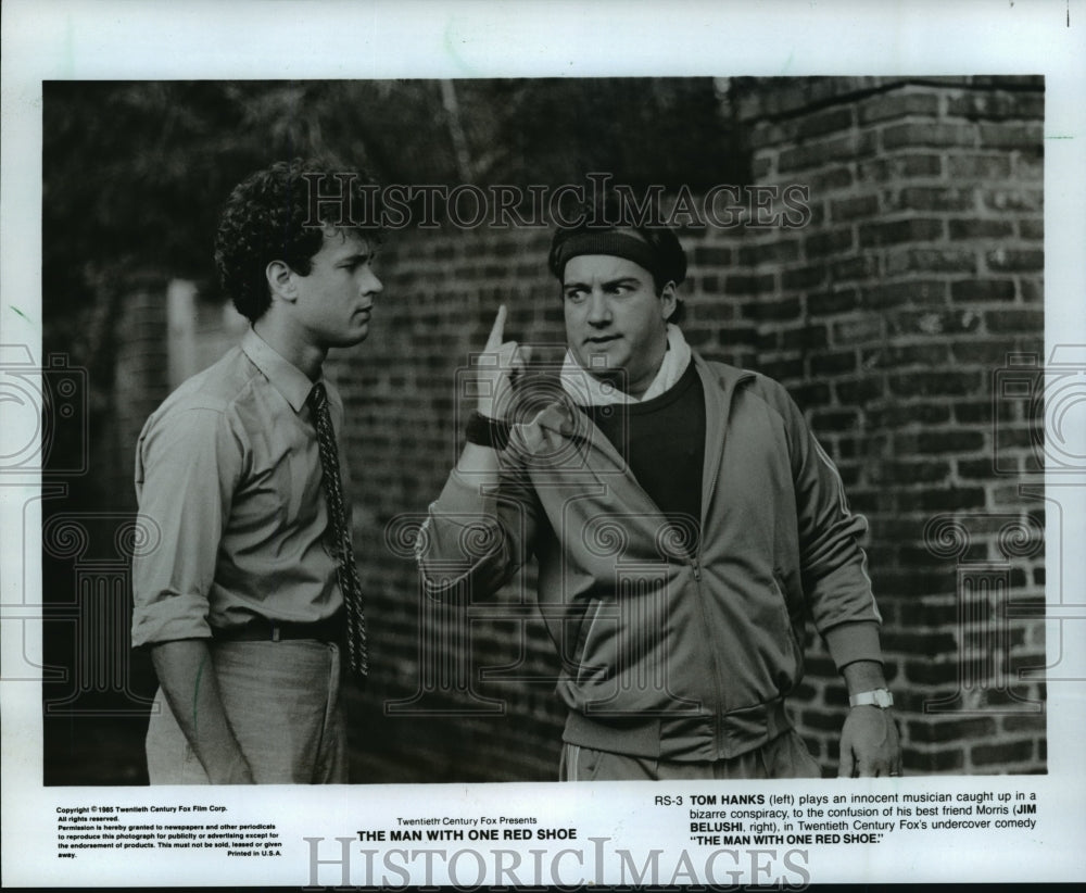 1985 Press Photo Tom Hanks and Jim Belushi in &quot;The Man With One Red Shoe&quot;- Historic Images