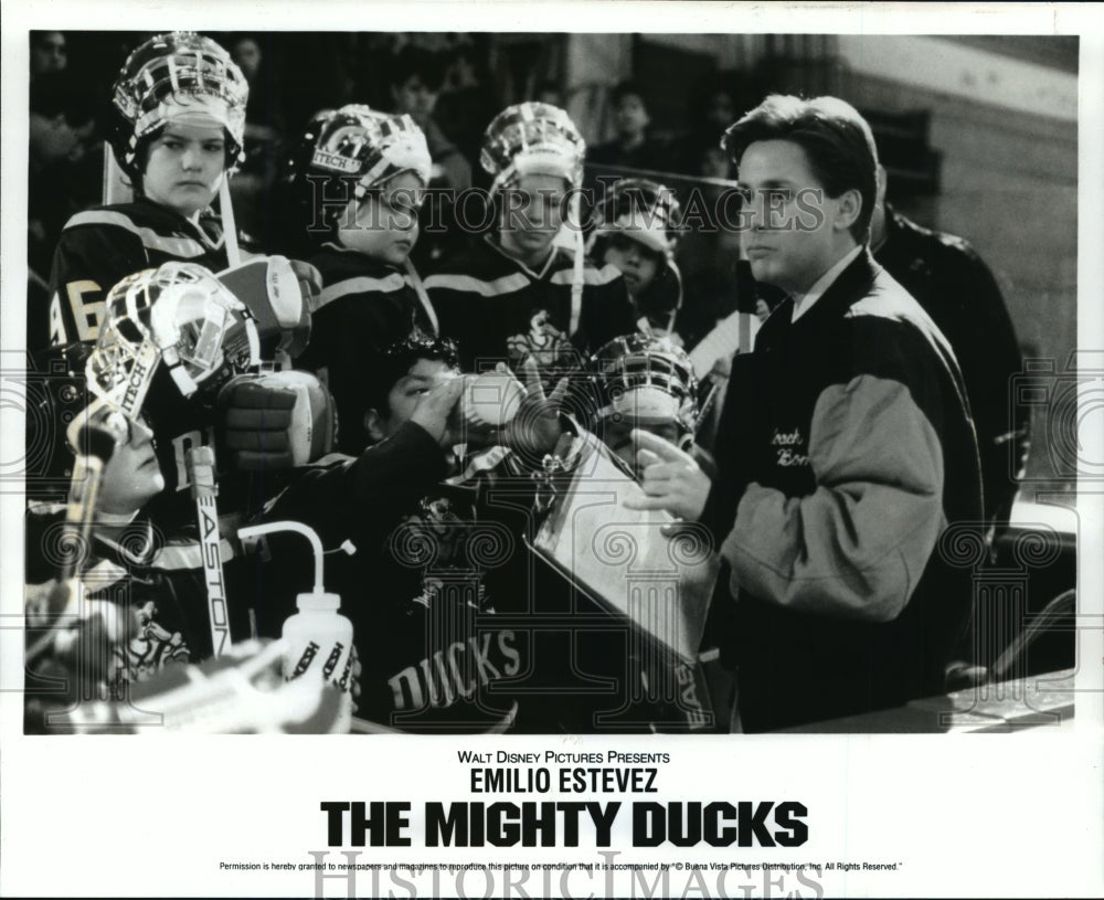 1993 Press Photo Emilio Estevez in &quot;The Mighty Ducks&quot; - mjp01722- Historic Images