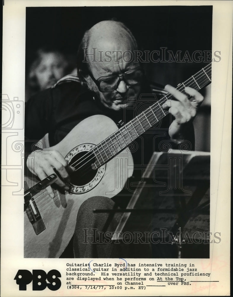 Load image into Gallery viewer, 1977 Press Photo Charlie Byrd playing his guitar - mjp01947
