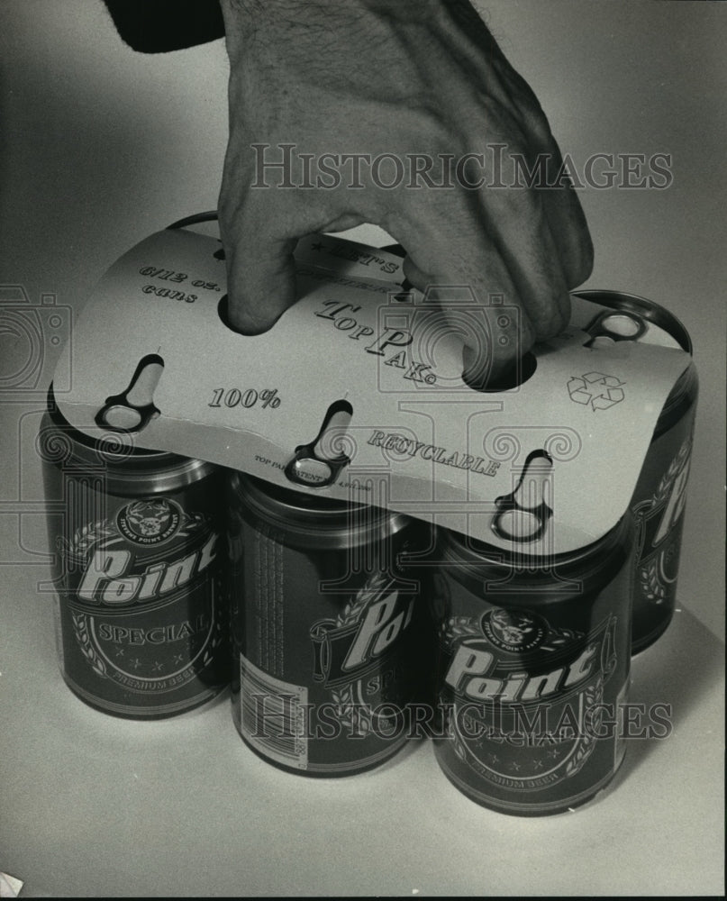 1990 Press Photo Stevens Point Brewery testing the Top Pak six pack holder- Historic Images