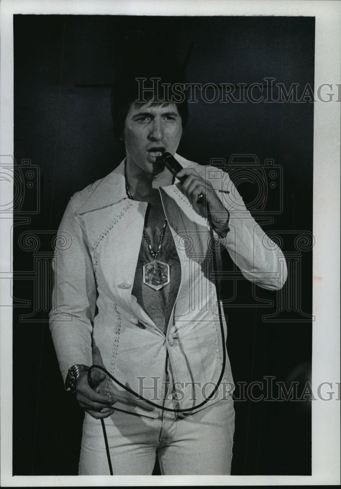 1976 Press Photo Jimmy Damon singing at the Pfister Crown Room - mjp02214- Historic Images