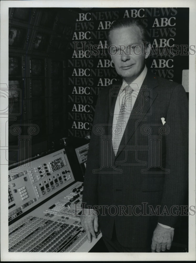 1982 Press Photo David Morning with Sunday Morning TV - mjp02679- Historic Images