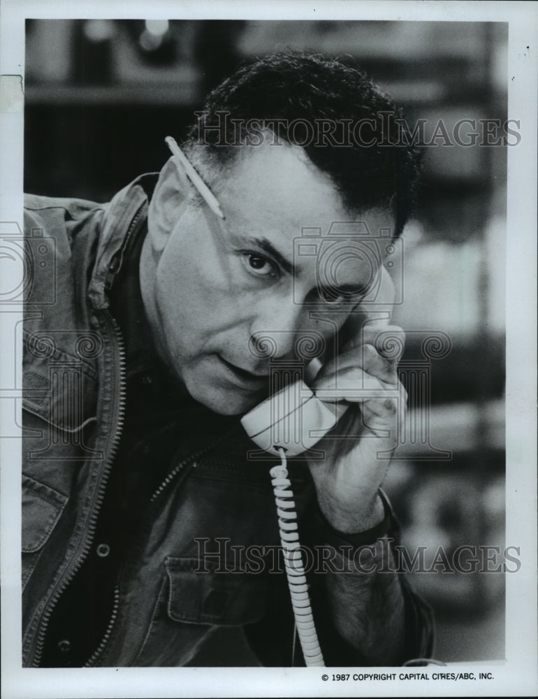 1987 Press Photo Alan Arkin in &quot;Harry&quot; - mjp02753- Historic Images