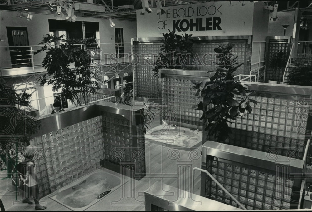 1985 Press Photo Different shapes and sizes of Tubs in Kohler Design Center- Historic Images