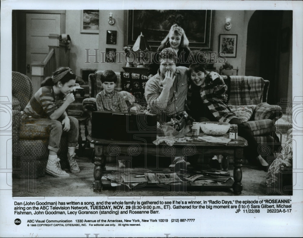 1988 Press Photo John Goodman with Roseanne Barr and others in &quot;Roseanne&quot;- Historic Images