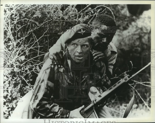 1982 Press Photo Hardy Kruger and Winston Ntshona in "The Wild Geese"- Historic Images