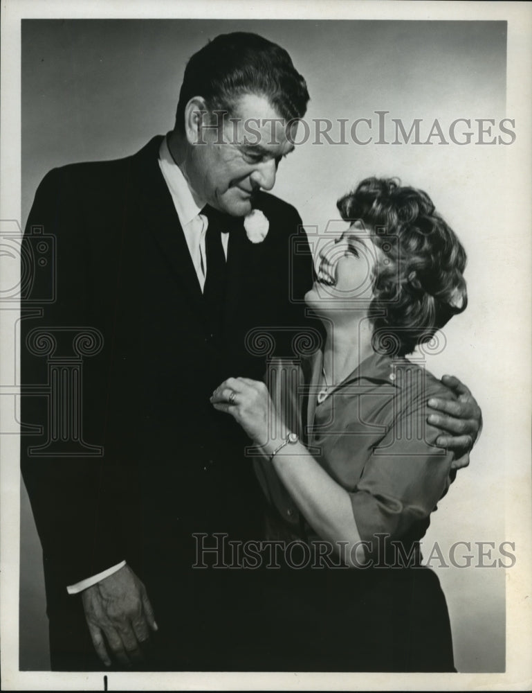 1965 Press Photo Shelley Winters and Jack Hawkins in &quot;Back to Back&quot; - mjp03690- Historic Images