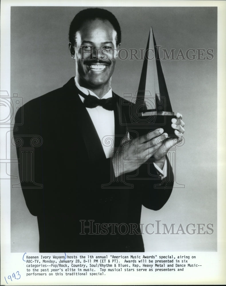 1993 Press Photo Keenen Ivory Wayans holding an award from American Music Award