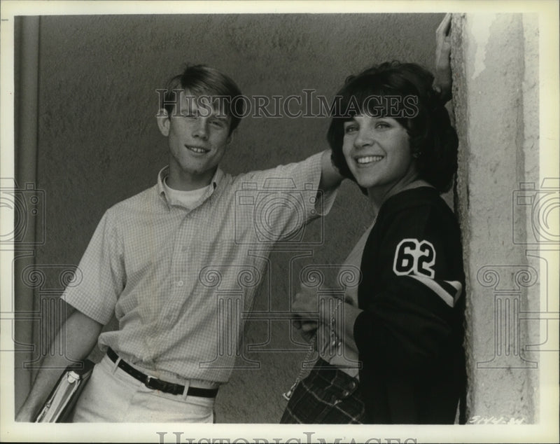 Load image into Gallery viewer, 1979 Press Photo Ron Howard and Cindy Williams in American Graffiti. - mjp04345
