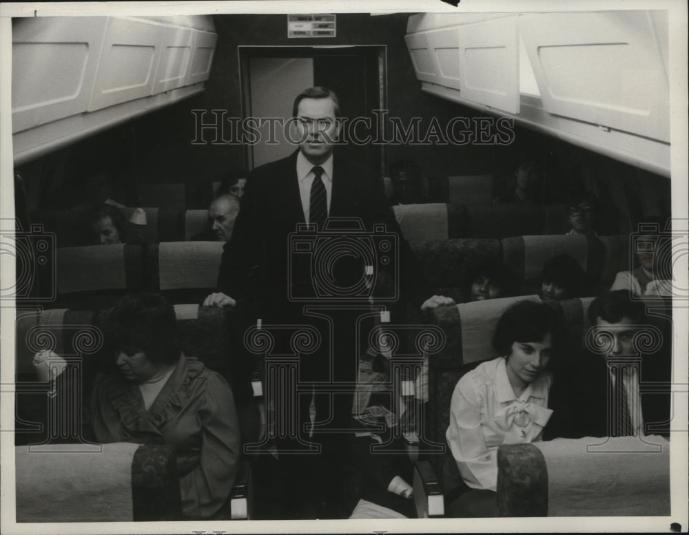 1983 Press Photo Bill Kurtis reports on &quot;The Plane That Fell From the Sky.&quot;- Historic Images