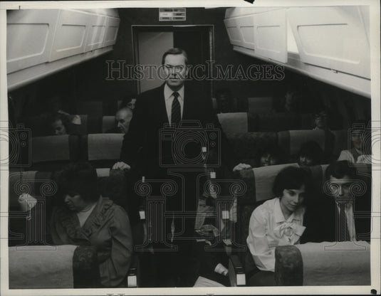 1983 Press Photo Bill Kurtis reports on "The Plane That Fell From the Sky."- Historic Images