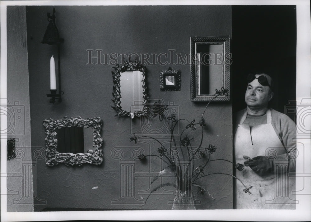 1986 Press Photo Welder Simon Kops with his mirrors and candle sconces.- Historic Images