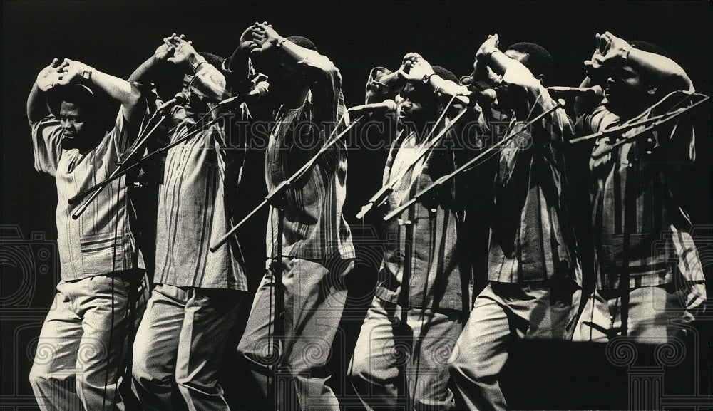 1987 Press Photo Members of Ladysmith Black Mambazo a cappella vocal group.- Historic Images