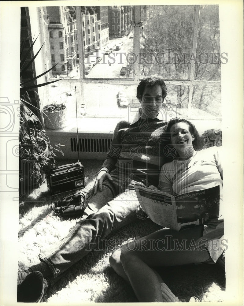 1980 Press Photo Robert Klein and Brenda Boozer in their Manhattan home.- Historic Images