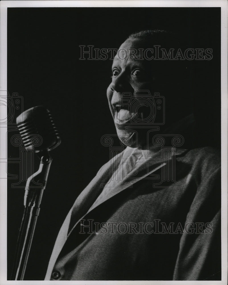 1961 Press Photo Comedian George Kirby performs at the Holiday House.- Historic Images