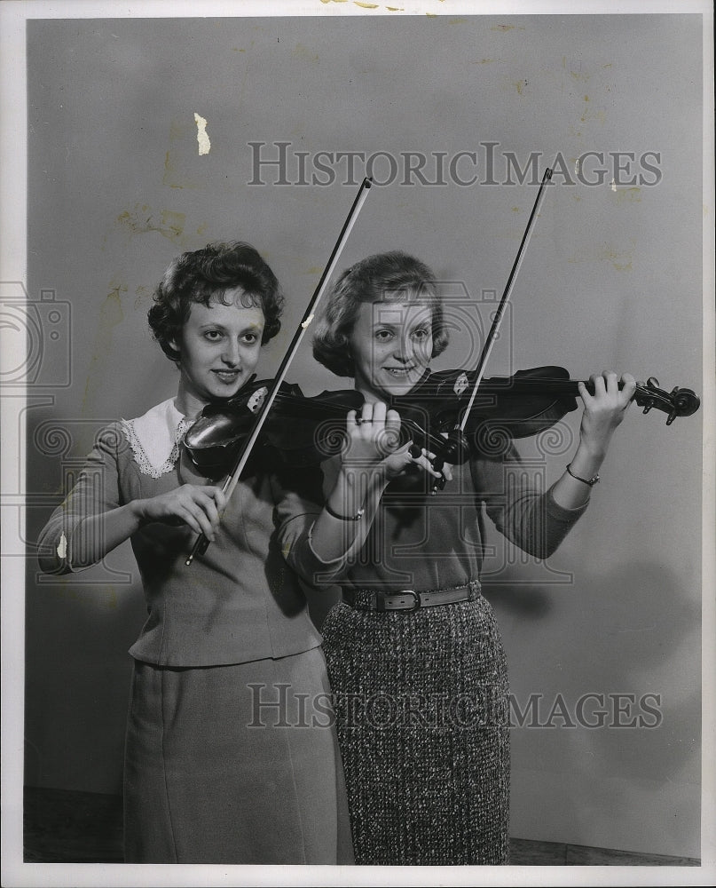1960 Press Photo Patricia and Marilyn Wojcik, sister violinists. - mjp04841