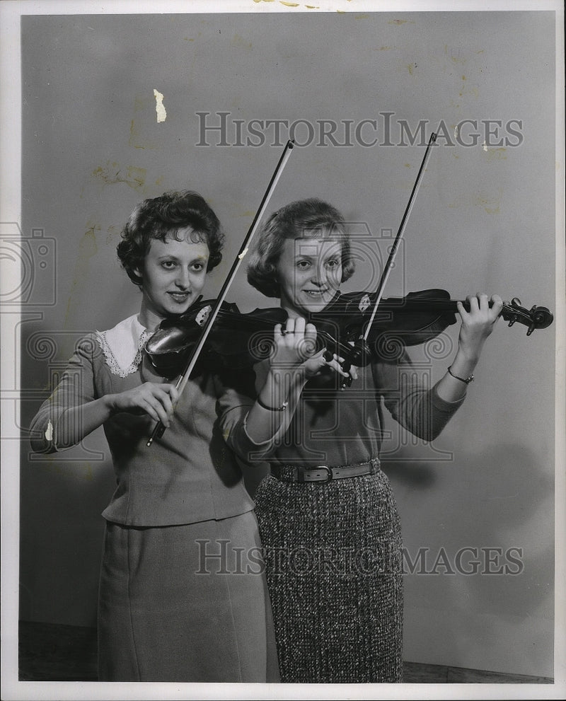 Load image into Gallery viewer, 1960 Press Photo Patricia and Marilyn Wojcik, sister violinists. - mjp04841
