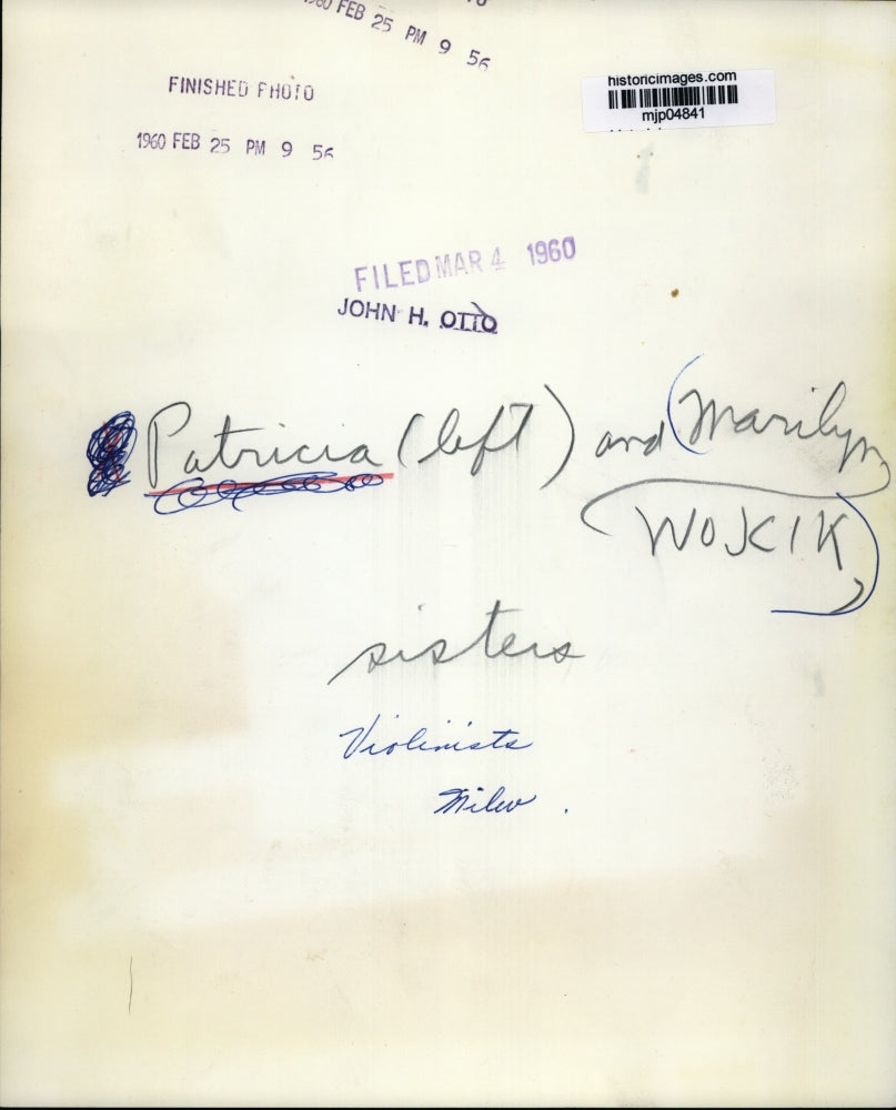 1960 Press Photo Patricia and Marilyn Wojcik, sister violinists. - mjp04841