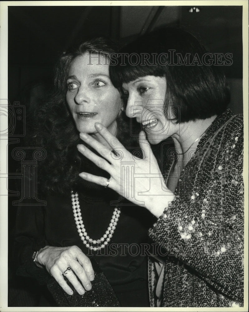 1981 Press Photo Judy Collins congratulates Jane Lapotaire opening night of Piaf- Historic Images