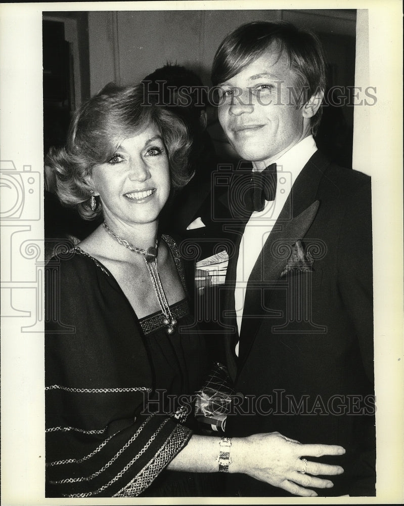 1977 Press Photo Michael York and his wife at New York's Longacre Theater.- Historic Images