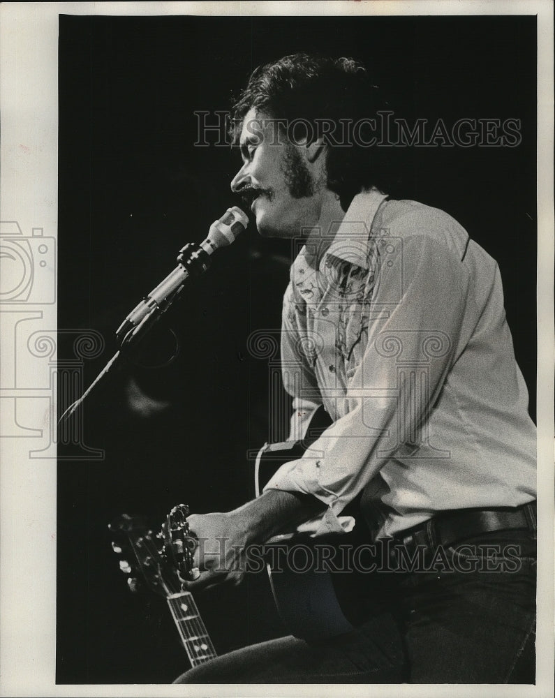 1975 Press Photo Jesse Colin Young at the PAC. - mjp05643- Historic Images