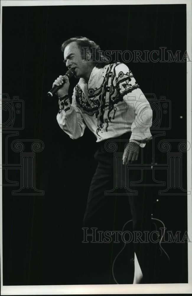 1989 Press Photo Neil Diamond performs at the Marcus Amphitheater. - mjp06104- Historic Images