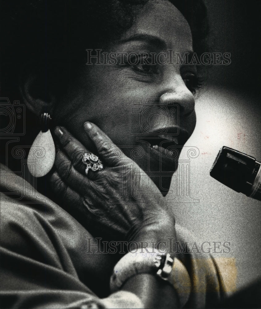 1990 Press Photo Actress Ruby Dee speaks at the Sisterhood Conference.- Historic Images