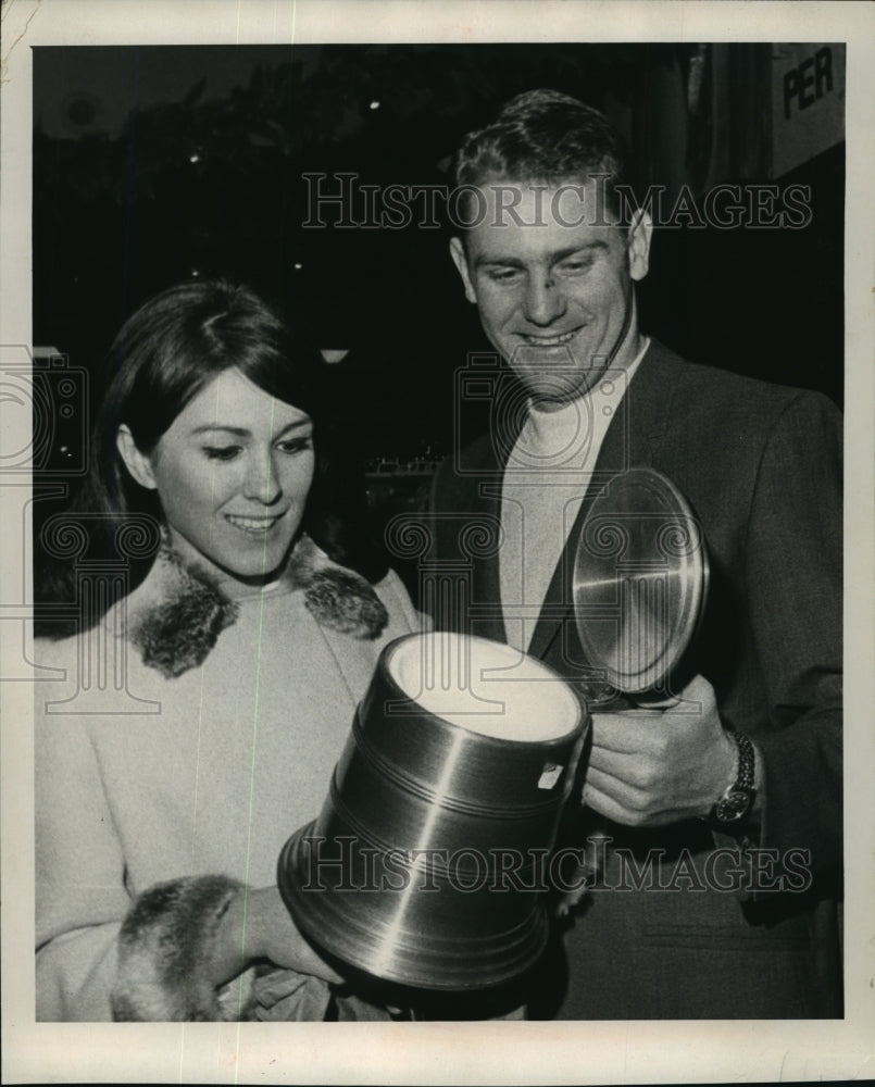 1968 Press Photo Don Horn and Barbara Heffner Go Christmas Shopping - mjp06761- Historic Images