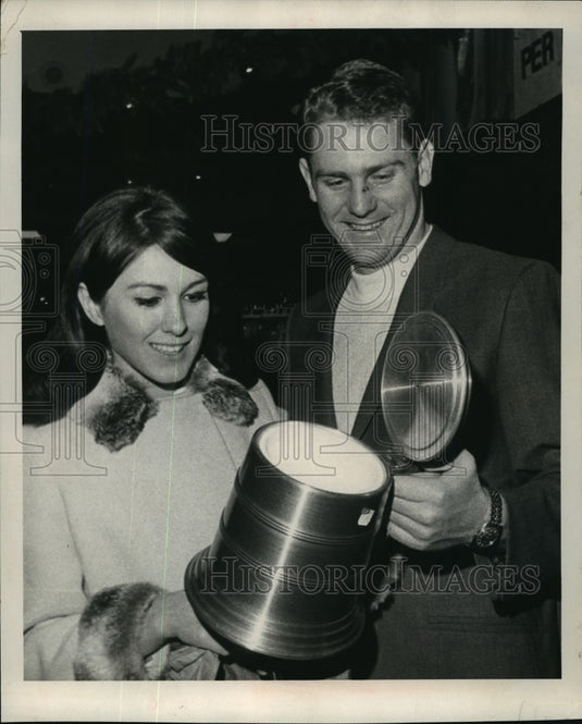 1968 Press Photo Don Horn and Barbara Heffner Go Christmas Shopping - mjp06761- Historic Images