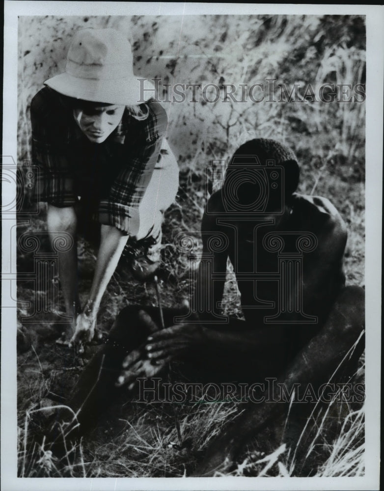 1983 Press Photo Lauren Hutton Took a Break During Filming in Africa - mjp06878- Historic Images