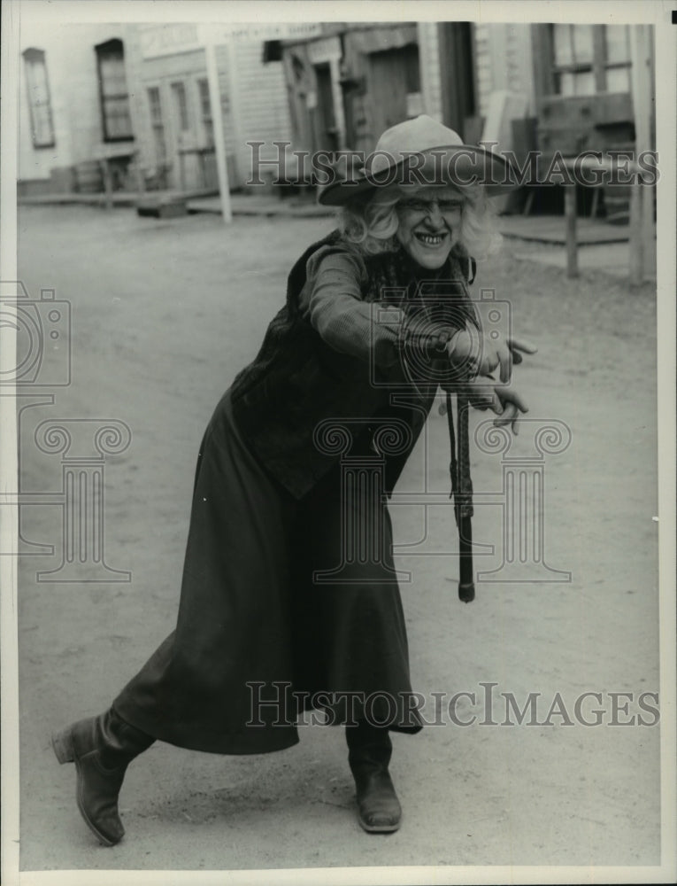 1983 Press Photo Ruth Buzzi Guest-Stars on &quot;Gun Shy&quot; - mjp07618- Historic Images