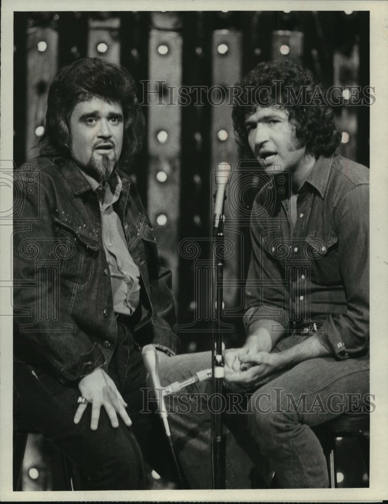 1973 Press Photo Mac Davis and Wolfman Jack in &quot;The Midnight Special&quot;- Historic Images
