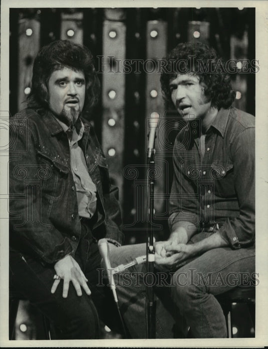 1973 Press Photo Mac Davis and Wolfman Jack in "The Midnight Special"- Historic Images
