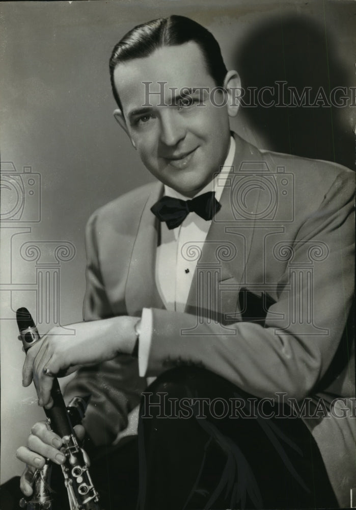 1947 Press Photo Jimmy Dorsey, World&#39;s Greatest Saxophonist, with a Cornet- Historic Images