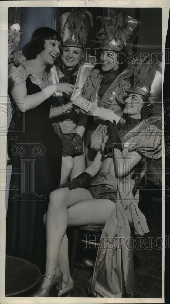 1939 Press Photo Fifi D&#39;Orsay Sells Tickets, Milwaukee Variety Club Fundraiser- Historic Images