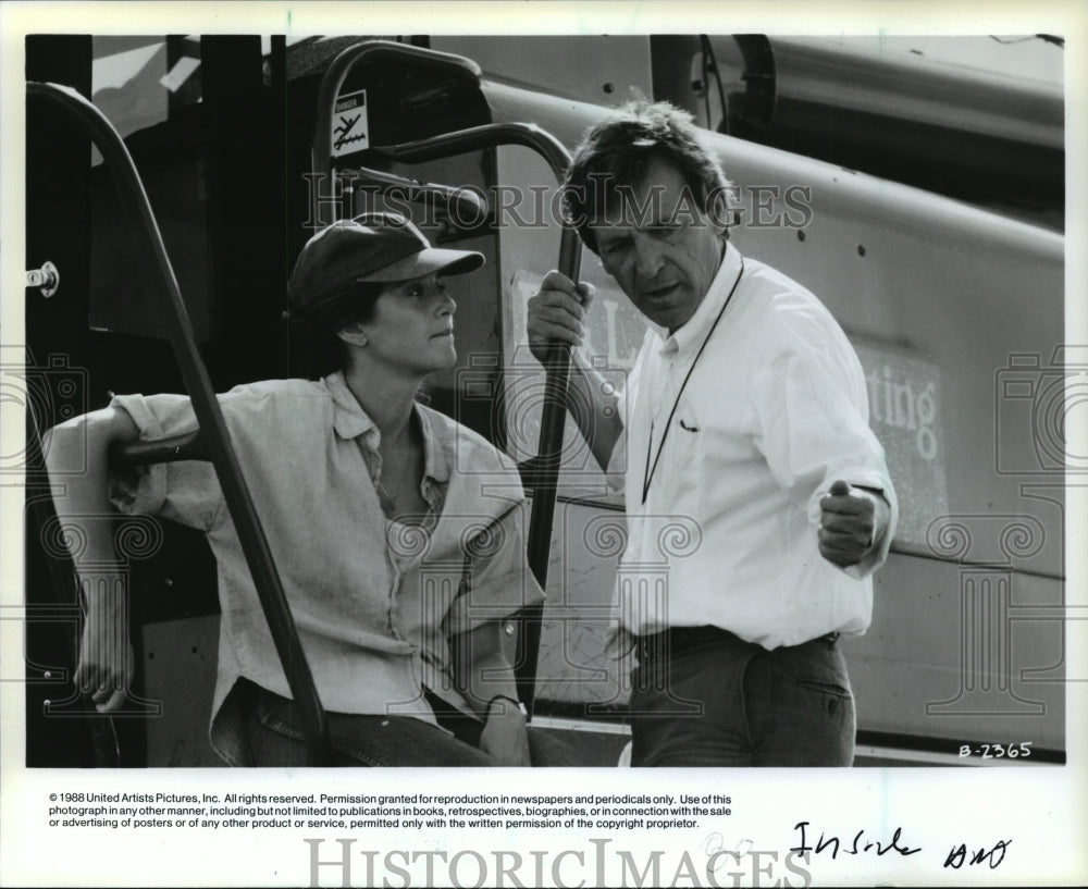 1988 Press Photo Debra Winger and director Costa Gavras on set of &quot;Betrayed&quot;- Historic Images