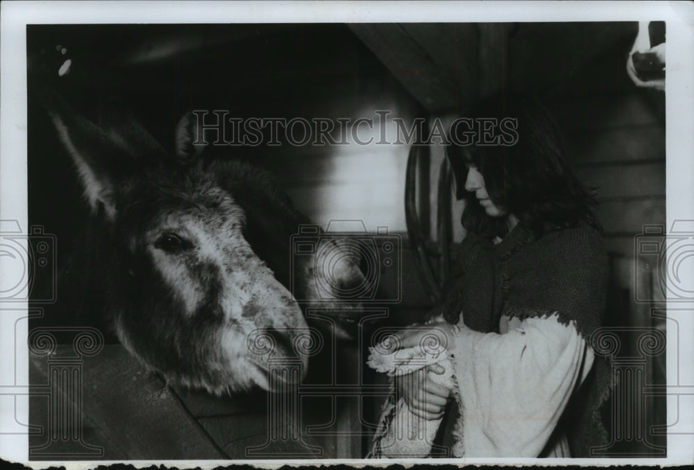 1977 Press Photo Animals fed on the ark in the film &quot;In Search of Noah&#39;s Ark&quot;- Historic Images