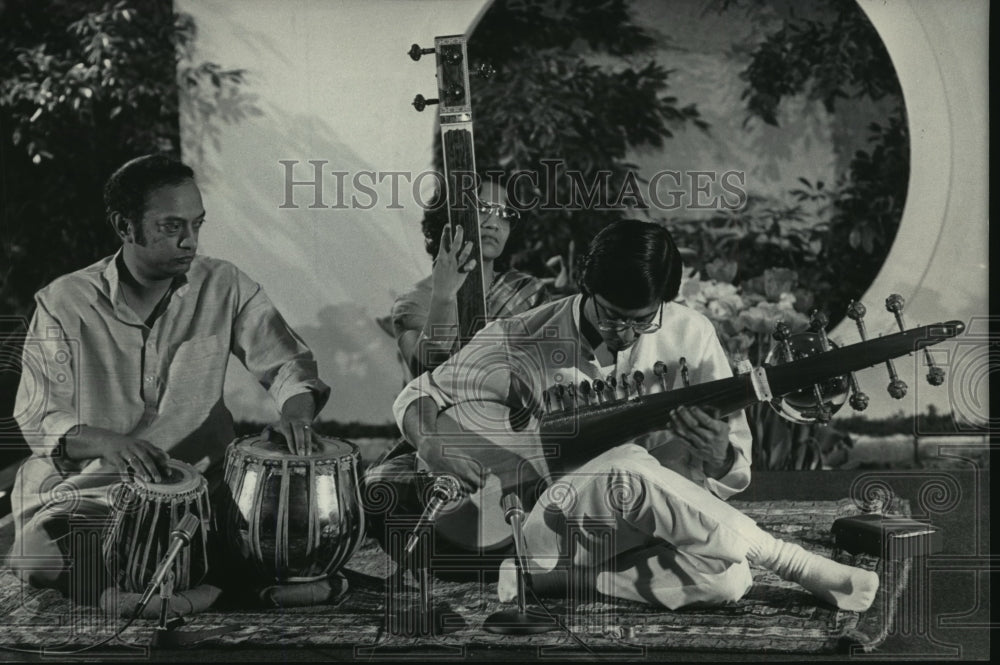 1984 Press Photo Manas Chakraborty of Calcutta, performed music from India- Historic Images